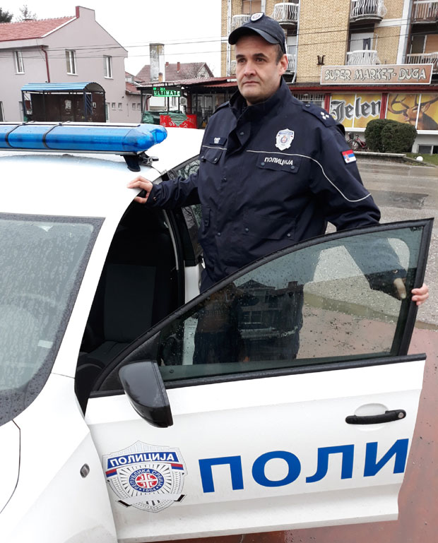 Зауставио бомбаша да уђе у аутобус пун путника